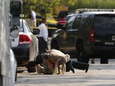 Polizisten untersuchen den Tatort in College Station, Texas. Foto: Aaron M. Sprecher Spurensicherung