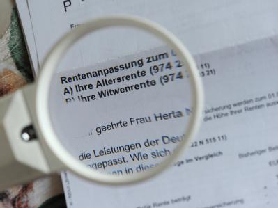 Neues Konzept gegen Altersarmut. Die SPD-Führung will an der Senkung des Rentenniveaus und der Rente mit 67 festhalten. Foto: Jens Kalaene / Archiv Rentenbescheid