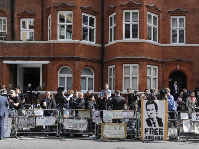 Medienvertreter und Demonstranten vor der ecuadorianischen Botschaft in London. Foto: Facundo Arrizabalaga Ecuadorianische Botschaft