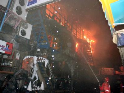 Das Feuer war gegen 04.40 Uhr Ortszeit im Obergeschoss eines der größten Nachclubs vom Phuket, der Tiger Disco Bar, ausgebrochen. Foto:STR Feuer im Nachtclub auf Ferieninsel Phuket