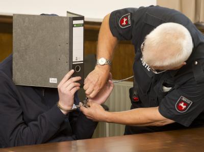 Der wegen Mordes an der elfjährigen Lena aus Emden angeklagte Mann im Saal des Landgerichtes Aurich. Foto: Jörg Sarbach Prozess im Mordfall Lena