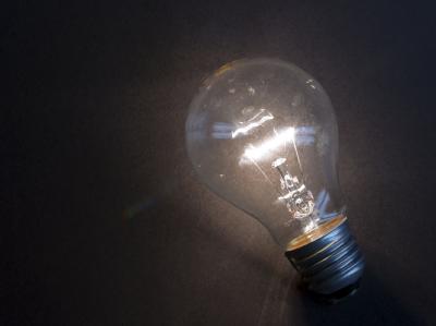 40-Watt-Glühbirne: Vom 1. September an dürfen die stromfressenden Glühbirnen nicht mehr in den Handel kommen. Foto: Jens Büttner Ende der Glühbirne