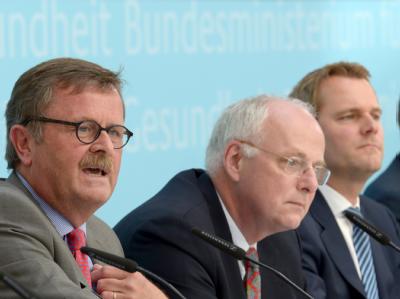 Frank Ulrich Montgomery, Präsident der Bundesärztekammer (l-r), Johann-Magnus Freiherr von Stackelberg, Vorstandsvorsitzender des GKV-Spitzenverbandes (Gesetzliche Krankenversicherung) und Bundesgesundheitsminister Daniel Bahr nach einem Spitzentreffen im Spitzentreffen zur Organspende