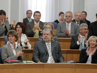 Der Ministerpräsident des Landes Rheinland-Pfalz, Kurt Beck (SPD, M), bekommt nach der Abstimmung im Landtag in Mainz Applaus von der Regierungsbank. Foto: Fredrik von Erichsen Landtag