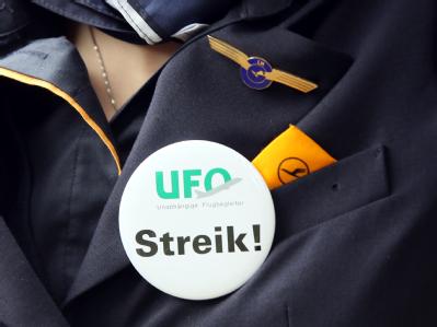 Eine Flugbegleiterin mit einem Streik-Button an ihrer Uniformjacke. Foto: Frank Rumpenhorst Streik der Lufthansa-Flugbegleiter