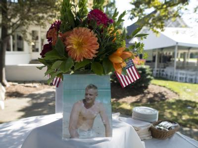 Familie und Freunde haben in einem Vorort Cincinnatis Abschied von Astronaut Neil Armstrong genommen. Foto: NASA/Bill Ingalls Stille Trauerfeier für Neil Armstrong