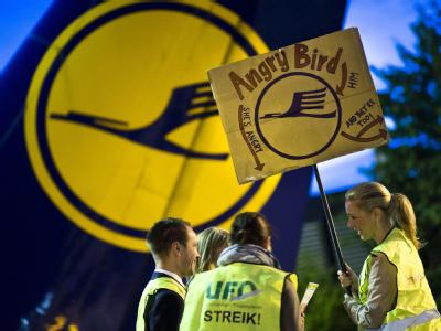 Der Flugbegleiter-Streik kommt die Lufthansa teuer zu stehen. Foto: Frank Rumpenhorst Streik der Lufthansa-Flugbegleiter