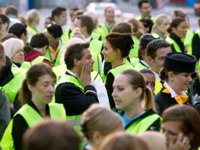 Flugbegleiter streiken: Zuvor hatte die Gewerkschaft Ufo am größten deutschen Flughafen Stewards und Stewardessen der Lufthansa aufgerufen, zwischen 5.00 und 13.00 Uhr ihre Arbeit niederzulegen. Foto: Frank Rumpenhorst Streik der Lufthansa-Flugbegleiter