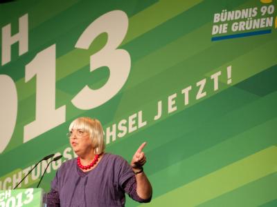 Die Vorsitzende von Bündnis 90/Die Grünen, Claudia Roth, spricht auf dem Sonderparteitag ihrer Partei in Berlin. Foto: Sebastian Kahnert Kleiner Parteitag der Grünen