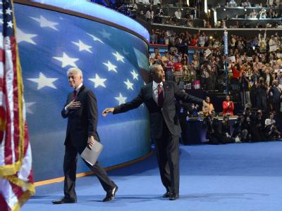 Barack Obama (r) und Bill Clinton werden beim Parteitag bejubelt. Foto: Andrew Gombert Clinton und Obama