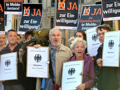 Bürger protestieren vor dem Bundesrat gegen die aktuelle Fassung des Melderechts und die Weitergabe von Meldedaten. Foto: Wolfgang Kumm Protestaktion gegen Weitergabe von Meldedaten