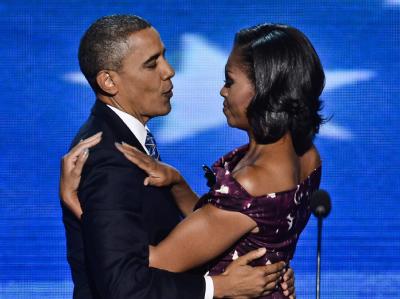 arack Obama und seine Frau Michelle auf der Bühne. Foto: Tannen Maury Präsidentenpaar