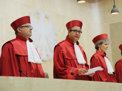 Der Zweite Senat des Bundesverfassungsgerichts in Karlsruhe Peter Huber (v.l), Andreas Voßkuhle (Vorsitz) und Gertrude Lübbe-Wolff, verkündet das Urteil zum permanenten Euro-Rettungsschirm ESM. Foto: Uli Deck Entscheidung zu ESM und Fiskalpakt