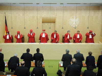Der Zweite Senat des Bundesverfassungsgerichts in Karlsruhe verkündet das Urteil zum permanenten Euro-Rettungsschirm ESM und dem europäischen Fiskalpakt. Foto: Uli Deck Urteilsverkündung