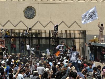 Wütende Demonstranten versuchten die US-Botschaft in Sanaa, Jemen zu stürmen. Foto: Yahya Arhab Jemen