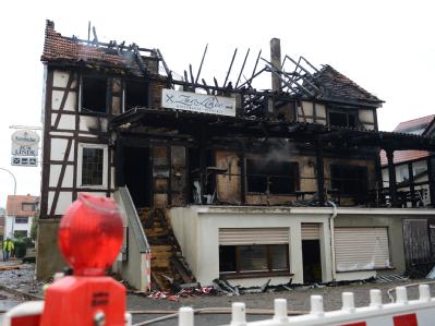 Blick auf die Trümmer des ausgebrannten Gasthofs in Lichtenfels-Neukirchen. Foto: Uwe Zucchi Ausgebrannter Gasthof