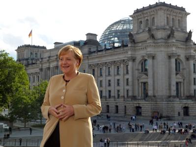 Bundeskanzlerin Angela Merkel (CDU) vor der Kulisse des Reichstages. Merkel