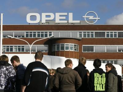 Mitarbeiter von Opel verlassen beim Schichtwechsel das Bochumer Opelwerk. General Motors will Opel doch nicht verkaufen. Nun ist das Werk akut gefährdet. Schichtwechsel bei Opel