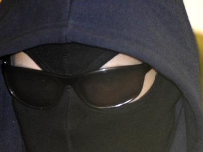 Der Angeklagte Alex W. wird in den Verhandlungssaal gebracht. Alex W.