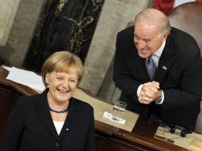 Voller Begeisterung: US-Vizepräsident Joe Biden nach der Rede von Bundeskanzlerin Angela Merkel im Kapitol in Washington. Merkel im US-Kongress