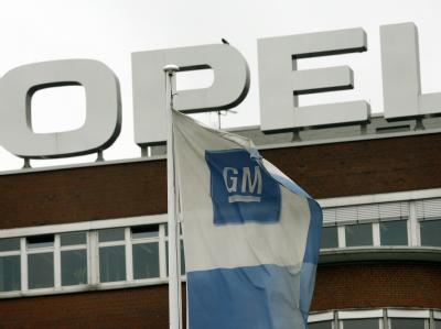Die überraschende Entscheidung von GM, Opel doch nicht an Magna zu verkaufen, ist von Bundesregierung und Gewerkschaften scharf kritisiert worden. Opel wird doch nicht verkauft