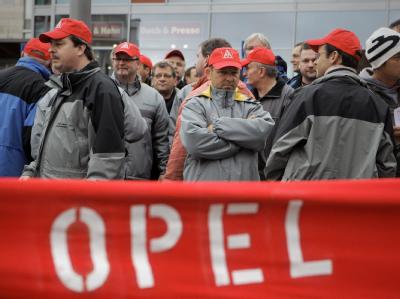Opel-Mitarbeiter demonstrieren in Rüsselsheim gegen befürchtete Werkschließungen und massive Stellenstreichungen. Warnstreik