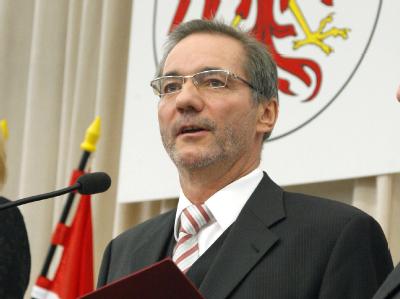 Der wiedergewählte Ministerpräsident Brandenburgs, Matthias Platzeck, leistet im Landtag in Potsdam seinen Amtseid. Matthias Platzeck