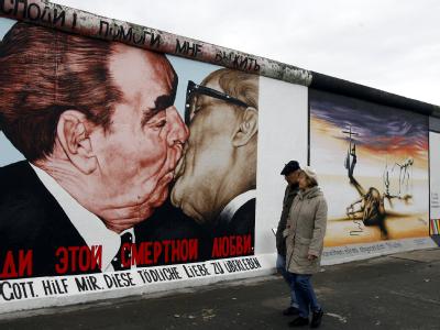 Das als East Side Gallery erhalten gebliebene Stück der Berliner Mauer ist gerade restauriert worden. East Side Gallery