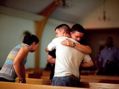 Trauernde in einer Kirche: Das Blutbad in Fort Hood hat in den USA Ratlosigkeit und Wut hinterlassen. Trauernde
