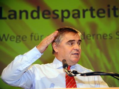 Saar-Ministerpräsident Peter Müller stellt auf dem Landesparteitag in Saarbrücken den Koalitionsvertrag zwischen CDU, FDP und Grünen vor. Peter Müller