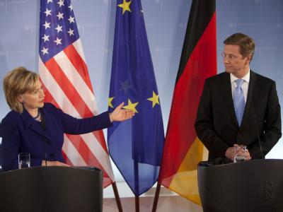 Bundesaußenminister Guido Westerwelle und seine US-Amtskollegin Hillary Clinton bei einer Pressekonferenz in Berlin. Westerwelle und Clinton