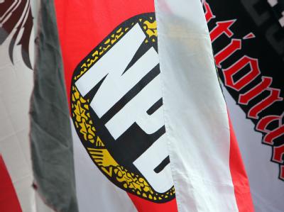 Das Bild zeigt Fahne mit dem Logo der rechtsextremen Partei NPD. NPD-Fahne