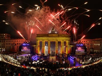 Ein Feuerwerk am Brandenburger Tor beendet die Feierlichkeiten zum 20. Jahrestag des Mauerfalls in Berlin. Feuerwerk