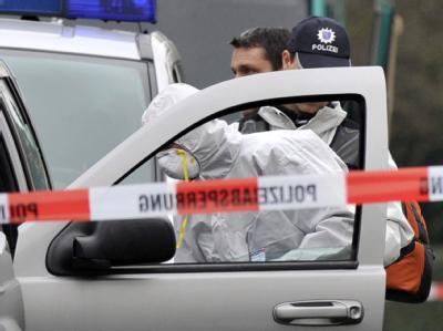 Experten der Spurensicherung untersuchen bei Frankfurt den Tatort, an dem ein Mann von der Polizei erschossen wurde. Schießerei mit der Polizei