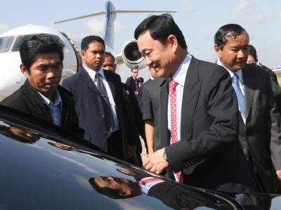 Thailand betrachtet die Ernennung Thaksins (2. v. l.) zum Berater in Kambodscha als Einmischung in seine eigenen Angelegenheiten. Thaksin in Kambodscha