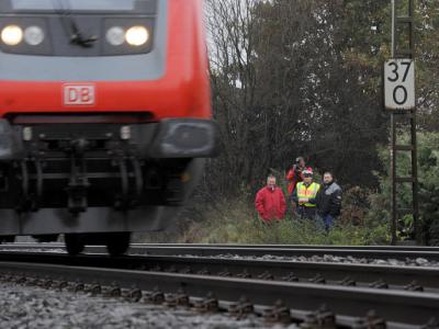 Bahnpolizei und Anwohner stehen an der Stelle, wo sich Robert Enke das Leben genommen hat. Bahnstrecke Eilvese