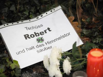 Kerzen, Blumen und Botschaften für den verstorbenen Nationaltorwart Robert Enke liegen vor der AWD-Arena in Hannover. Trauer um Robert Enke