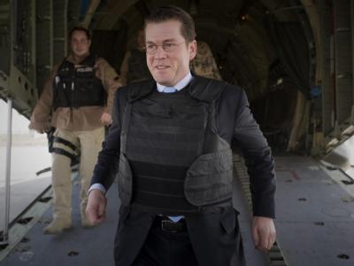 Verteidigungsminister zu Guttenberg trägt bei seinem Eintreffen in Kabul eine Schutzweste. Minister mit Schutzweste