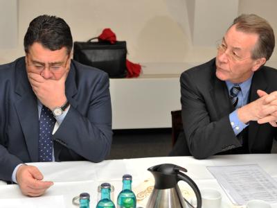 Der designierte SPD-Vorsitzende Sigmar Gabriel (l) und Amtsinhaber Franz Müntefering. Gabriel und Müntefering