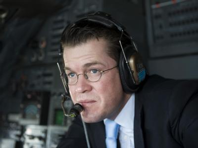 Minister zu Guttenberg während seines Besuchs in Afghanistan im Cockpit eines Transportflugzeugs der Bundeswehr. Guttenberg in Afghanistan