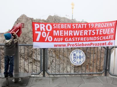 Steuerprotest auf der Zugspitze: Der Bayerische Hotel- und Gaststättenverband wirbt für eine Mehrwertsteuer von 7 statt 19 Prozent im Gastgewerbe. Steuerprotest auf der Zugspitze
