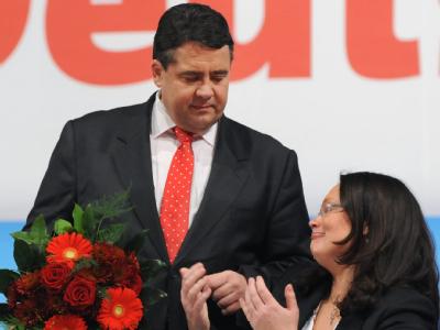 Trost vom neuen SPD-Vorsitzenden Sigmar Gabriel tröstet Andrea Nahles nach deren Ergebnis bei der Wahl zur Generalsekretärin. Trost für Nahles