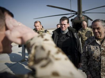 Verteidigungsminister Karl-Theodor zu Guttenberg im Bundeswehr-Feldlager in Kundus in Afghanistan. Guttenberg in Kundus