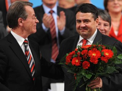Glückwünsche von Vorgänger Franz Müntefering für den neuen SPD-Vorsitzenden Sigmar Gabriel. Gabriel und Müntefering