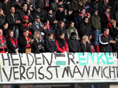 Fans halten während der Trauerfeier in der AWD-Arena ein Transparent. Trauerfeier