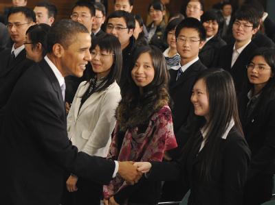 Lächeln und Händeschütteln: Barack Obama nach seinem Treffen mit chinesischen Studenten. Obama in China
