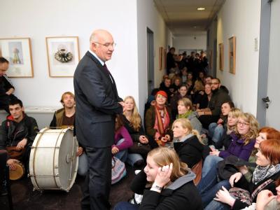Rolf-Dieter Postleb, Präsident der Universität Kassel, spricht mit protestierenden Studenten, die sich vor seinem Büro an der Universität niedergelassen haben. Hörsaal in Kassel besetzt