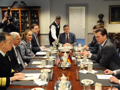 Verteidigungsminister Karl-Theodor zu Guttenberg (r.) im Gespräch mit seinem US-amerikanischen Kollegen Robert Gates (2. v. l.). Guttenberg in Washington