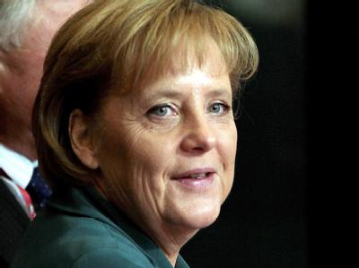 Vornehme Zurückhaltung: Angela Merkel vor Beginn des EU-Sondergipfels in Brüssel. Merkel beim EU-Sondergipfel