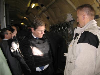 Außenminister Guido Westerwelle auf dem Flug nach Afghanistan. Aus Sicherheitsgründen war die Reise bis zur Ankunft des Ministers geheim gehalten worden. Westerwelle